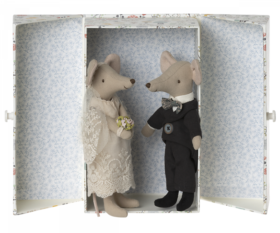 Wedding mice couple in box