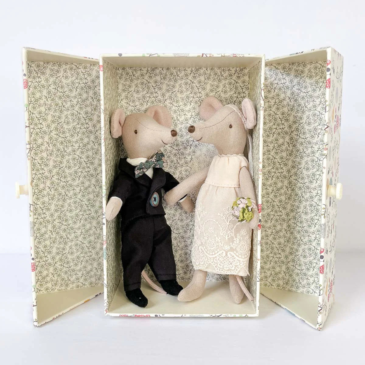 Wedding mice couple in box